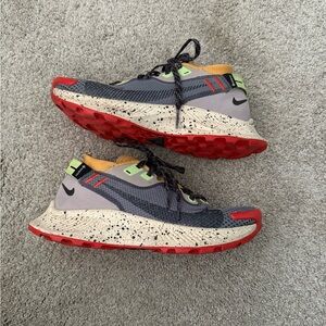 Nike Wmns Pegasus Trail 2 GTX
"Smoke Grey Bucktan'